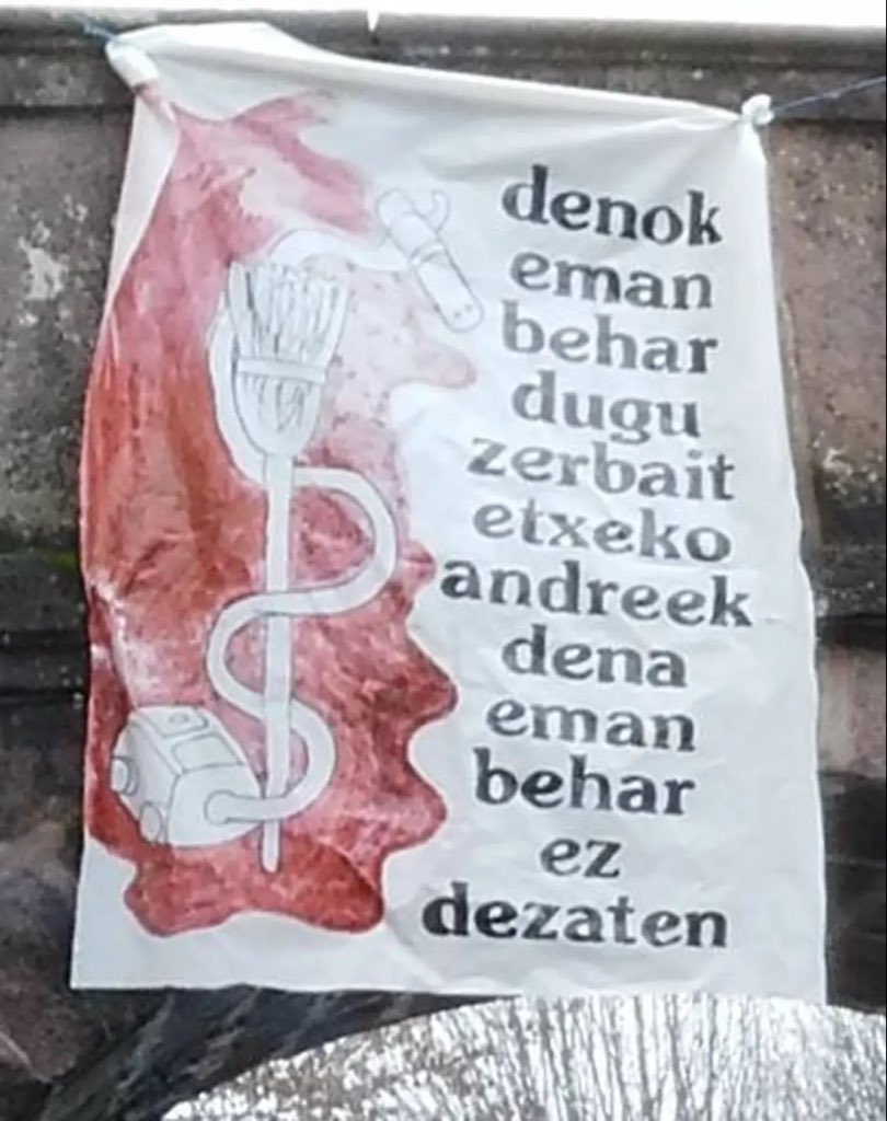 Carteles vistos durante el 8M en Vitoria.