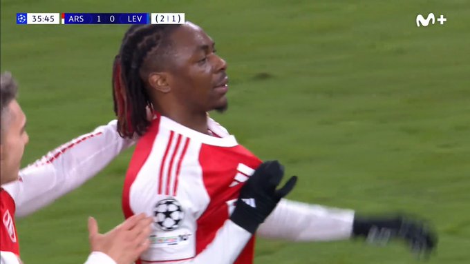 Tarda 1 minuto en darse cuenta que no se está señalando el escudo.