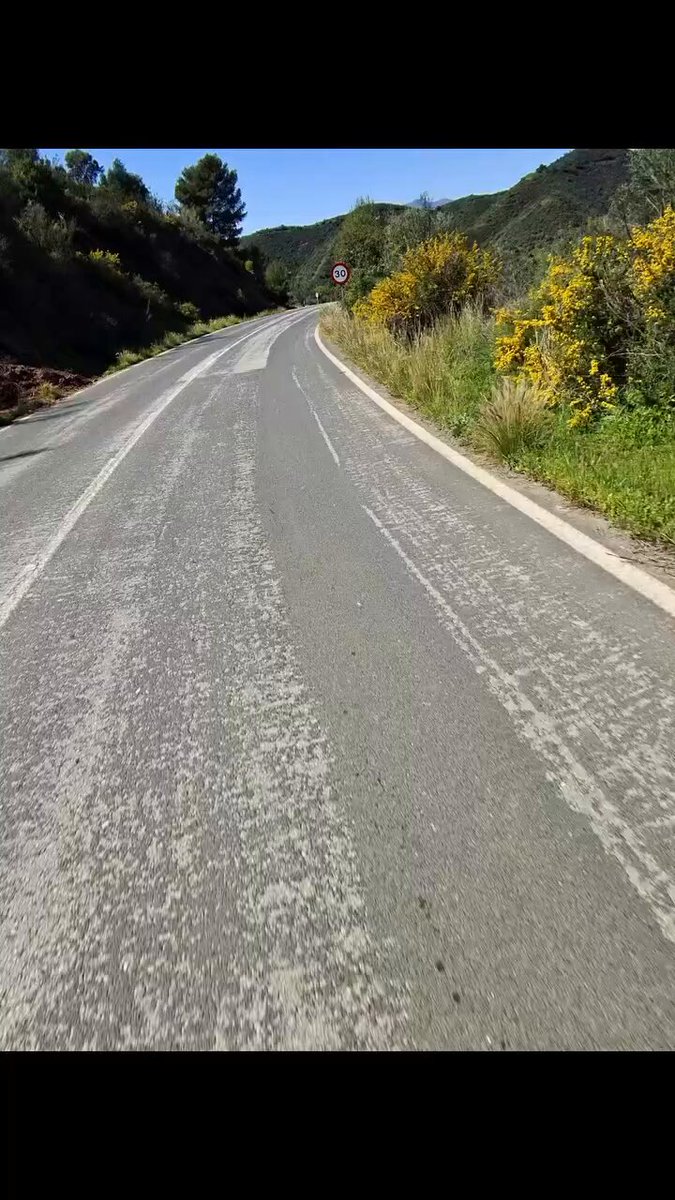 Ciclista se queja de que un camión vaya por la rotonda