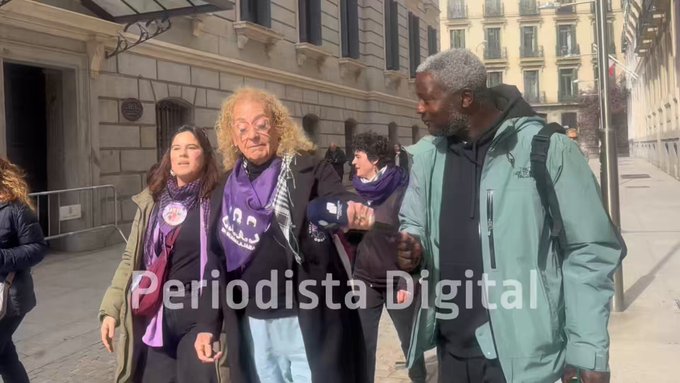 Bertrand Ndongo le falta al respeto a una trans que le había arrebatado el micrófono: "Señor, devuélvame el micrófono".
