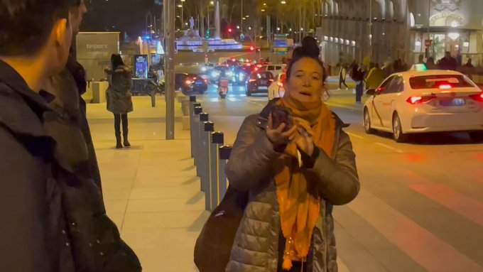 Charomander se encuentra con Vito Quiles por la calle y se transforma en CHAROZARD.