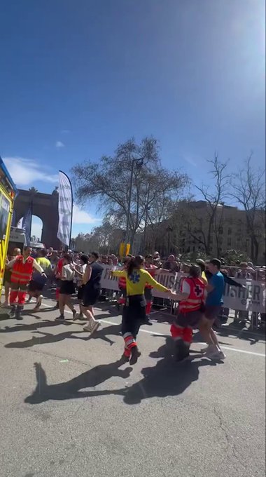 Polémica con varios corredores de la maratón de Barcelona por negarse a parar a pesar de haber una ambulancia y personal médico atendiendo a una persona