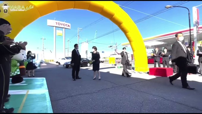 La primera ministra japonesa, Takaichi, recibió como obsequio una maqueta a escala de su Toyota Supra de 1991.