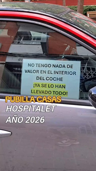 Los vecinos de Pubilla Casas (Hospitalet) ponen carteles en sus coches avisando de que no hay nada dentro para disuadir a los ladrones que pululan por el barrio.