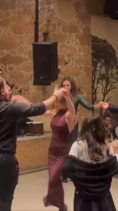 Todavía no había abierto la boca y ya le caía mal a todas las mujeres de la fiesta :D