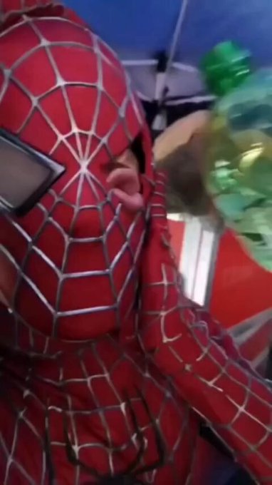 Por algún lado tenía que beber el pobre Peter Parkour.