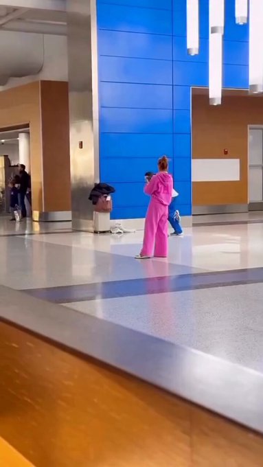 Parecía un influencer más dando grima en el aeropuerto... pero ahí hay nivel.