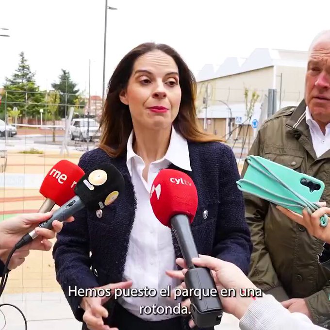 A alguien se le ha ocurrido la maravillosa idea de poner un parque infantil en una rotonda.