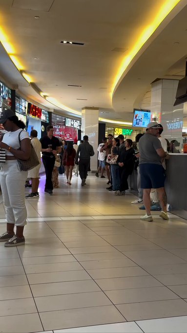 Si lo ponéis en mute, viviréis la misma experiencia que la gente que estaba ahí. La música solo sonaba en sus auriculares.