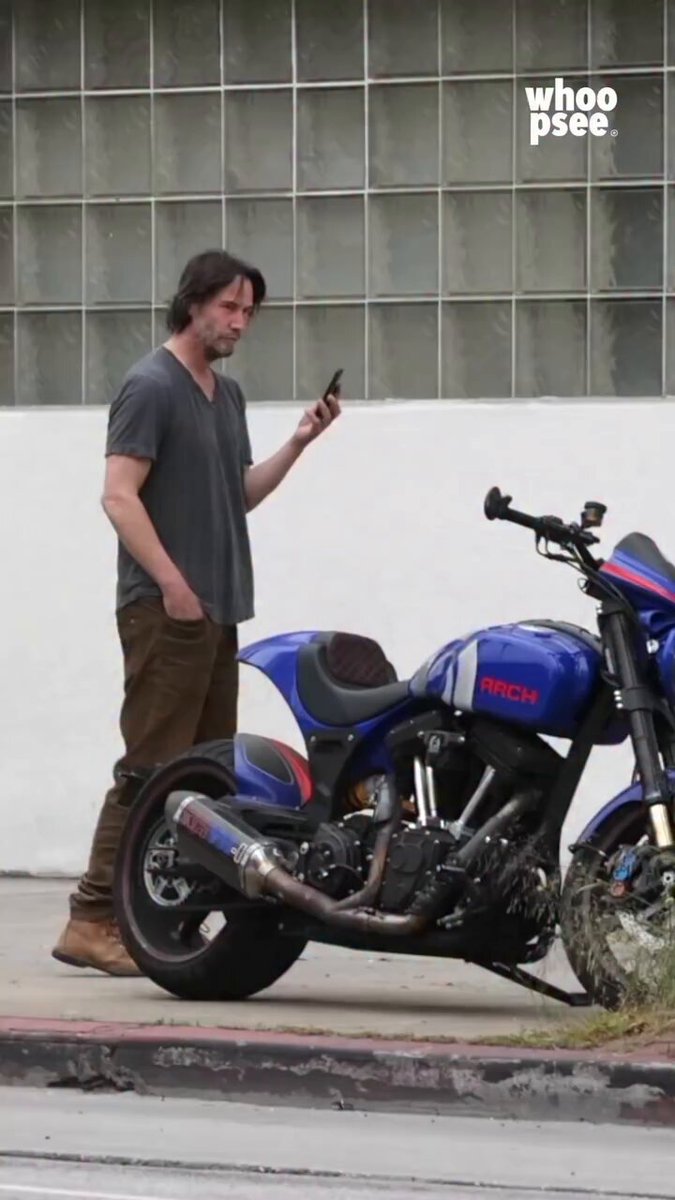 A Keanu Reeves le rompieron su moto. Se le ve muy tranquilo pero todos sabemos lo que va a pasar.