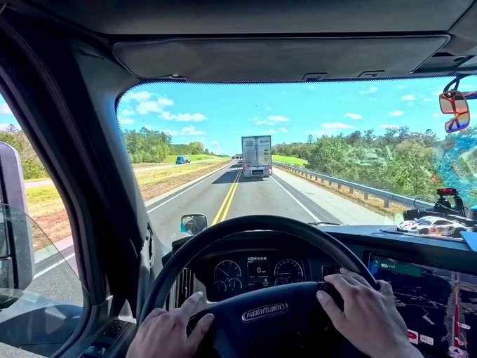 Este camionero puso un simulador de carreras de 6.000 dólares en el asiento del copiloto para pasar el tiempo mientras está atascado en el tráfico.