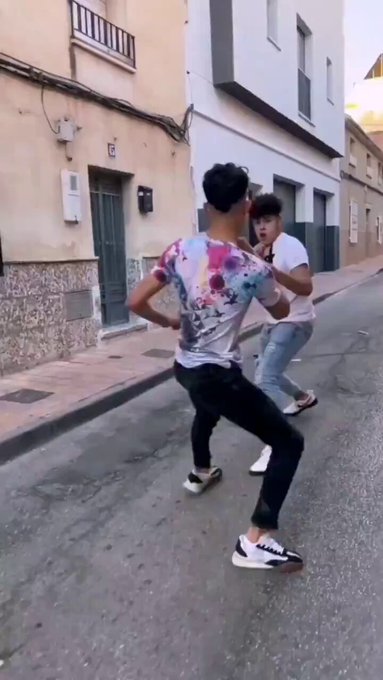 Un cirujano extirpa el apéndice a un agradable sujeto con un certero movimiento.