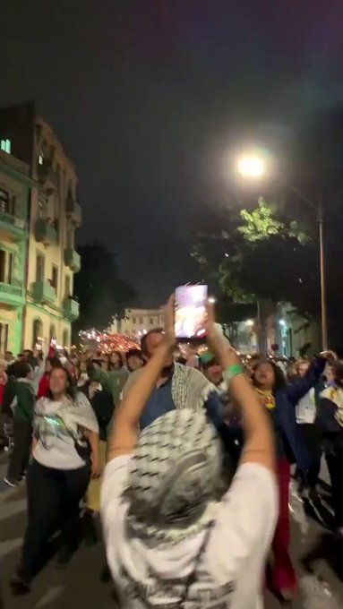 Han tenido que llevar comunistas de otros países porque en Cuba ya no tienen suficientes.