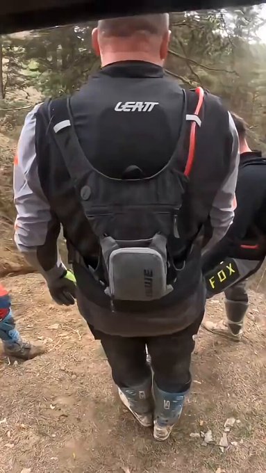 Un poco de hilo de pescar y una serpiente de goma pueden proporcionar grandes dosis de diversión.