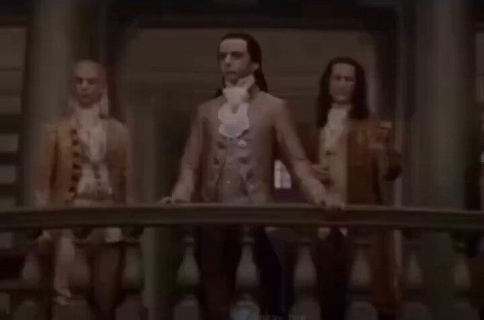 Los huevos viendo al resto de alimentos en la nevera desde su bandeja especial.