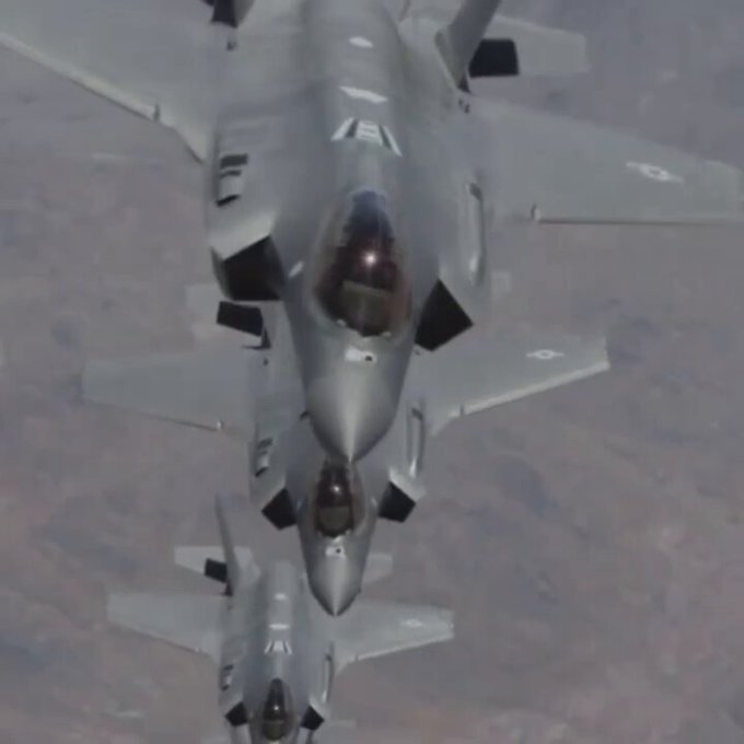 Ni en mil intentos adivináis la canción que suena de fondo para anunciar que están bombardeando Irán.