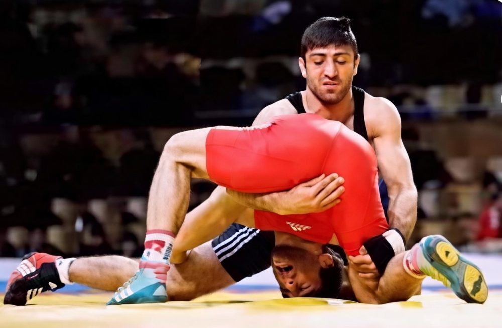 Yo, intentando conectar el HDMI detrás de la tele sin poder ver.