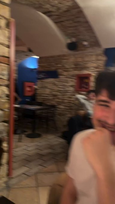 Este grupo de amigos se regalan camisetas random con la condición de que se las tengan que poner en el mismo bar donde están tomando algo.