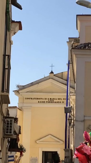 En Nápoles sacan al campanario en procesión.