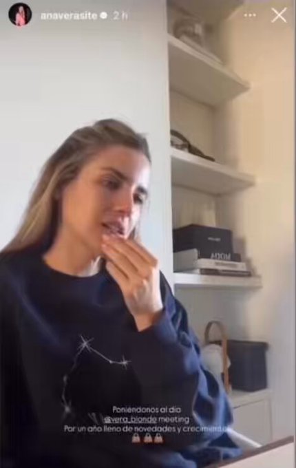 Se le ha olvidado quitar el sonido y ha subido una historia simulando que tiene una reunión cuando en realidad está ella sola.