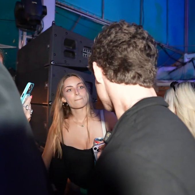 Una chica abofetea al streamer "Clavicular" en la discoteca. Acto seguido él pide a los de seguridad que llamen a la policía.