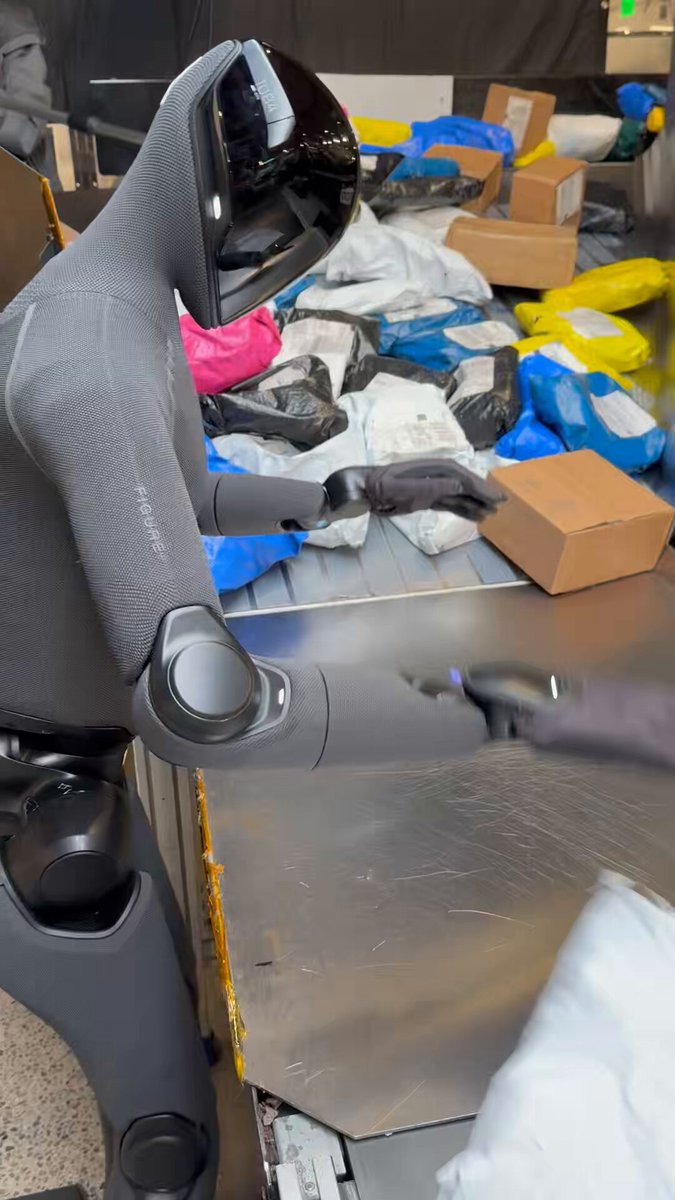 Marc Benioff (CEO de Salesforce) ha publicado un vídeo mostrando cómo reacciona un robot 'Figure 03' a sus interrupciones mientras voltea paquetes.