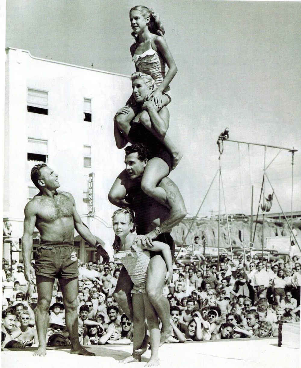 Muscle Beach, 1945: April, de 9 años, carga a su familia sobre su espalda, con un peso de más de 193 kilos.