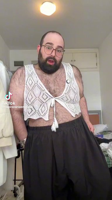 Influencer LGBT pide que le ayuden a escoger su outfit para la universidad.