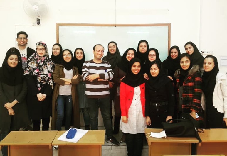 Un profesor de español en Irán dice que sus alumnas no llevan velo.