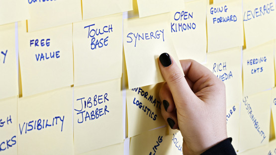 Un estudio reciente muestra que las personas que se impresionan mucho con frases corporativas grandiosas pero vacías (como “sinergizar paradigmas” o “potenciar la coherencia adaptativa”) suelen tener peor capacidad para pensar con claridad, resolver problemas lógicos y tomar decisiones prácticas en el trabajo.