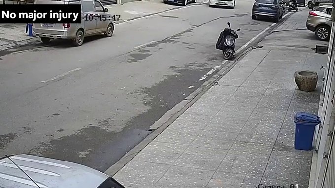 Una mujer confunde el pedal del acelerador con el del freno.