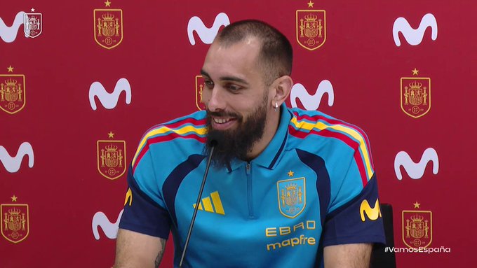 La selección Española está llevando el tema de la publicidad al extremo, hoy han hecho que Borja Iglesias se haga el logo de Movistar en la cabeza para hacer una publi.