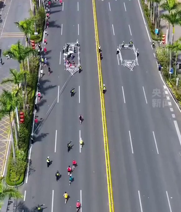 El maratón en China utiliza un método de cruce tipo péndulo diseñado para permitir que los residentes crucen la calle de forma segura sin interrumpir el desarrollo de la carrera.