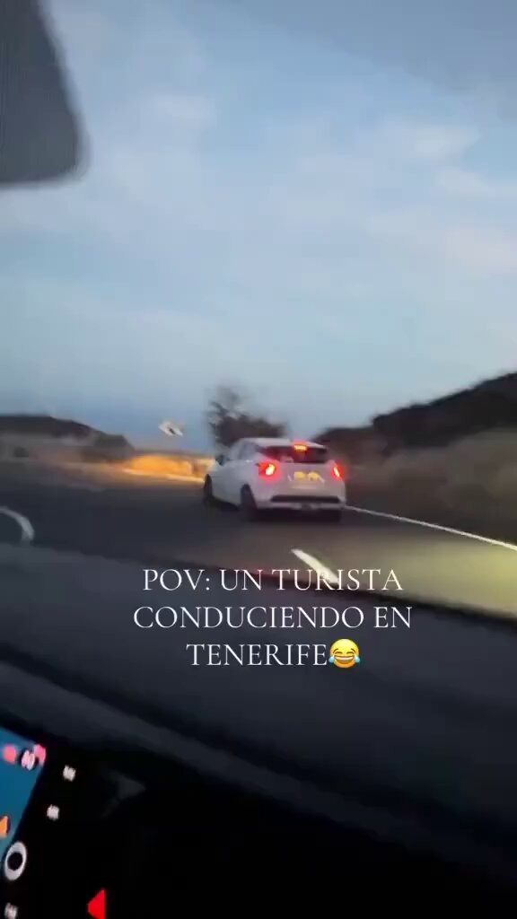 Never forget el guiri conduciendo por Tenerife marcando las curvas con el intermitente.