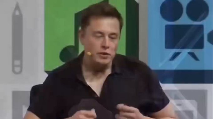 Elon Musk piensa que todo el sistema educativo está construido sobre una suposición errónea: Que todos los estudiantes deberían aprender lo mismo. Al mismo ritmo. En el mismo orden. Al mismo tiempo.