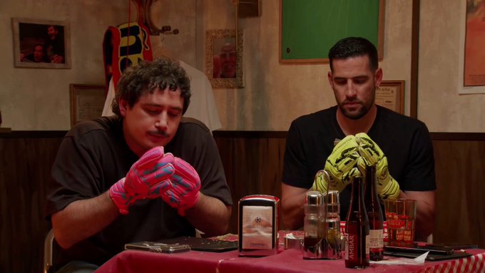 Kiko Casilla y Darío se lían un canuto en directo con guantes de portero