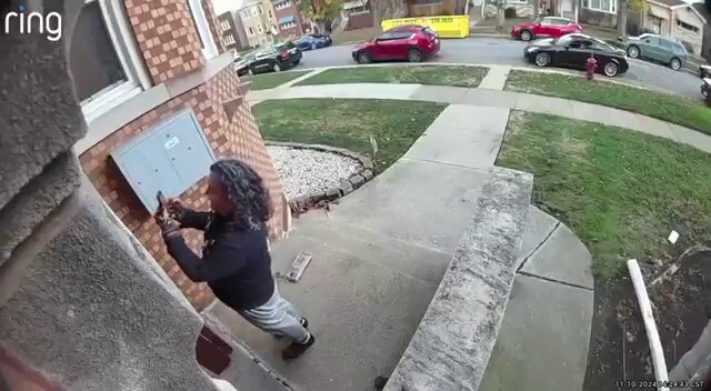 Una mujer va a casa de Nick Fuentes después de que filtren su dirección.