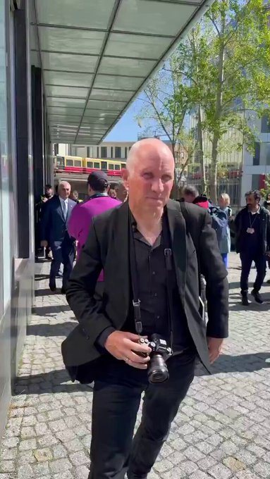 Manifestante arroja pintura al príncipe heredero exiliado iraní Reza Pahlavi en Berlín, Alemania.