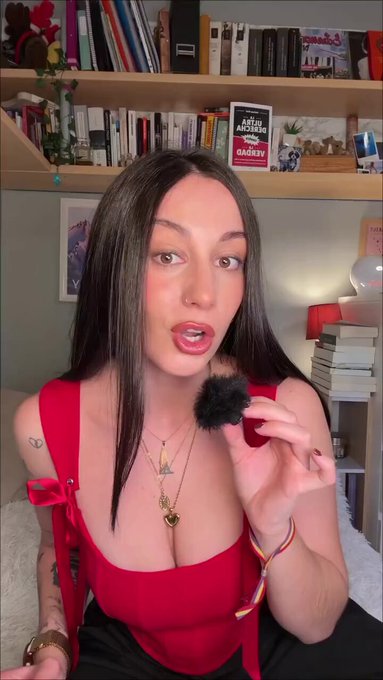 Feminista asegura que todos los hombres son homosexuales porque no consumen su contenido.