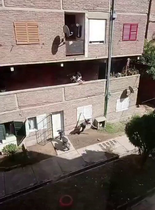 Así han sacado a unos okupas unos vecinos de La Pampa, Argentina.