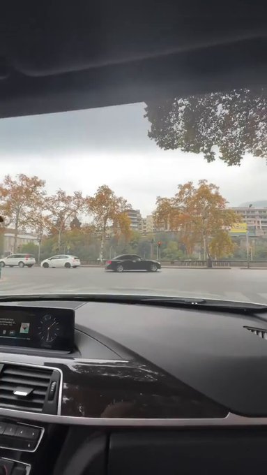 Me pondré a hacer donuts en medio de una intersección... ¿Qué podría salir mal?