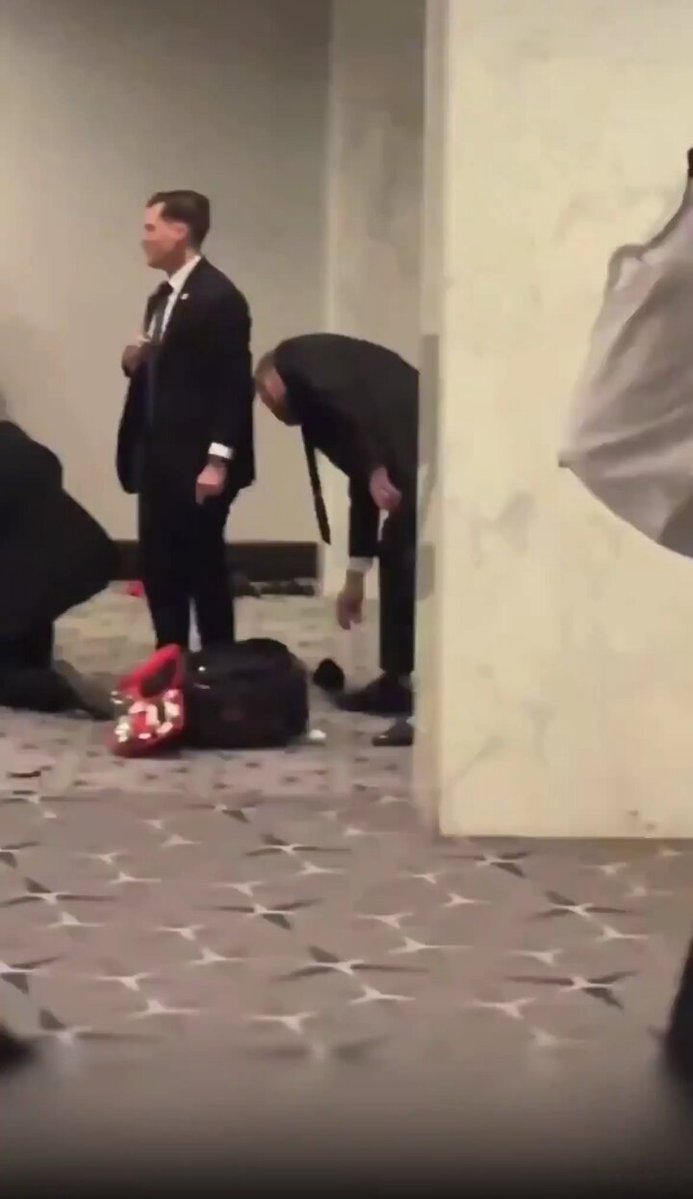 El momento de la captura de Cole Allen, el tirador que hoy atacó la cena para periodistas donde estaban Trump y JD Vance. Un agente de seguridad fue alcanzado, pero está fuera de peligro.