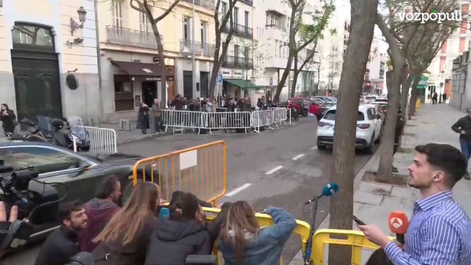 Víctor de Aldama llega al Tribunal Supremo con un regalo: Una caja llena de croissants y palmeras de chocolate para la prensa presente en el juicio por el 'caso mascarillas'