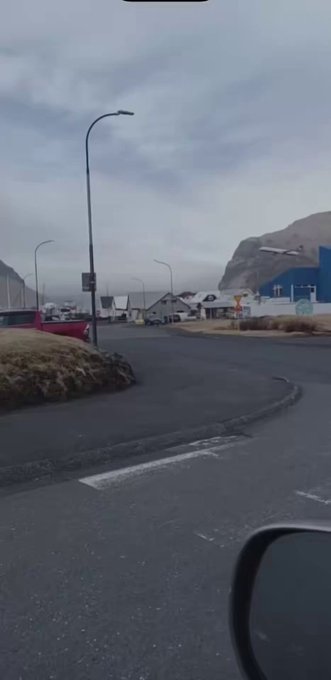 Se despidió por todo lo bajo.