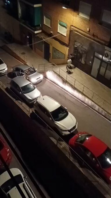 Barrio de Santa Bárbara, Toledo. Un sujeto fuera de control daña varios coches que se encontraban aparcados.