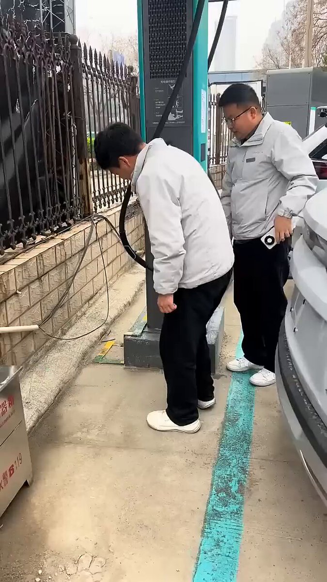 La marca china BYD demuestra cómo uno de sus últimos modelos puede cargar a 1,5 Megavatios, llenando la batería en prácticamente el mismo tiempo que reposta un coche con motor de combustión.