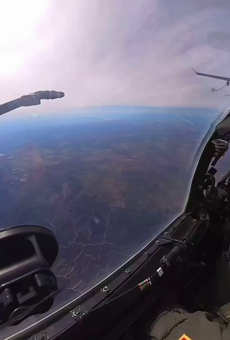 Así es como un caza español reposta en pleno vuelo.