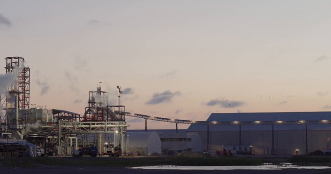 Tesla acaba de encender en Corpus Christi (Texas) la primera refinería importante de litio de Estados Unidos. Una refinería que tira a la basura el enfoque estándar y repiensa por completo el proceso desde cero.