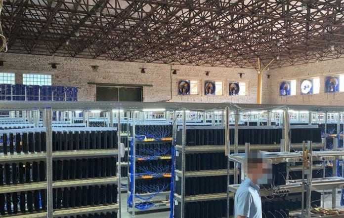 La policía pensaba desmantelar una granja de minería de criptomonedas… pero se topó con 3.800 PlayStation 4 que estaban ejecutando FIFA 24 horas al día, 7 días a la semana