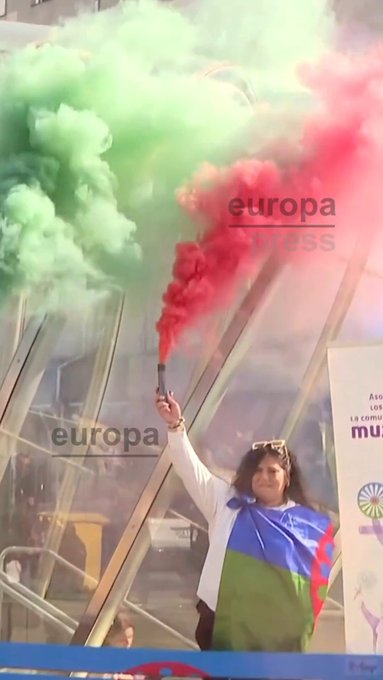 Mujeres Gitanas inauguran en Euskadi el primer banco urbano con la bandera gitana: “Sigue habiendo estereotipos, prejuicios y antigitanismo que hay que derribar”